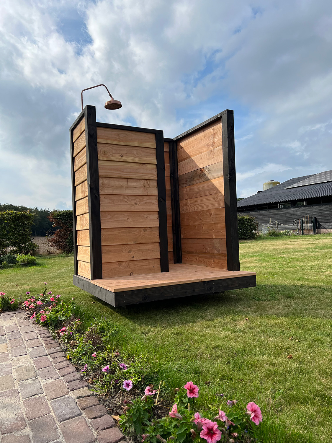 BVS tuindouche, vrijstaande buitendouche met drie houten wanden.